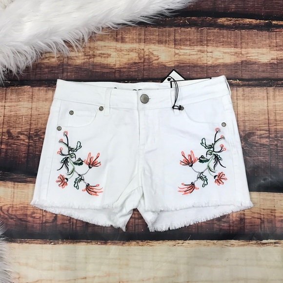 Pants - << White Floral Embroidery Frayed Hem Denim Shorts